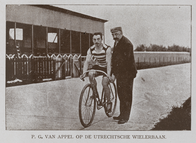 818405 Afbeelding van wielrenner P.G. van Appel op de wielerbaan van het Utrechtsche Sportterrein (terrein bij het ...